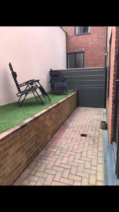 Central Camberley Apartment - Parking - Garden Экстерьер фото