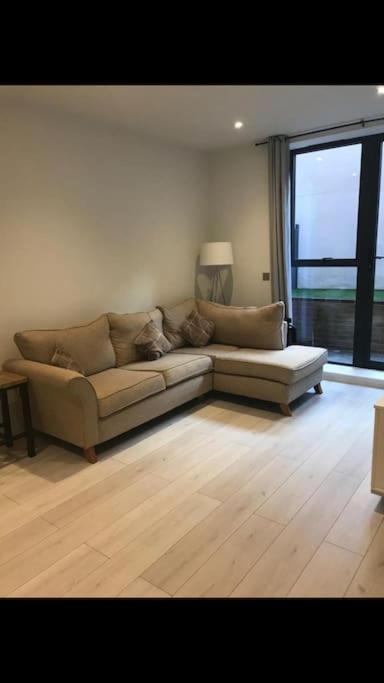 Central Camberley Apartment - Parking - Garden Экстерьер фото